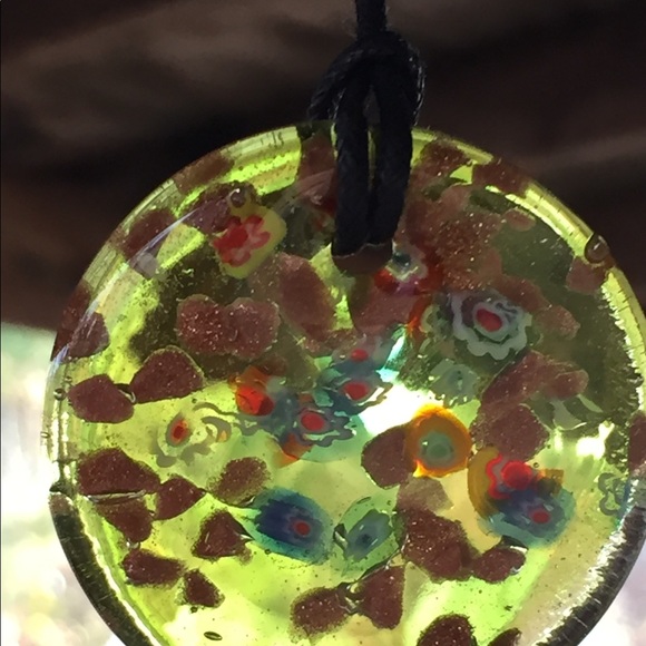 FASHION RESIN NECKLACE Round Disk Gold Floral Emb - Picture 4 of 8